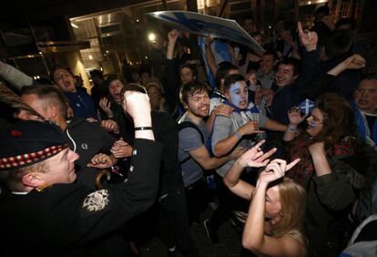 Partidarios del sí cantan cerca del Parlamento escocés en Edimburgo.