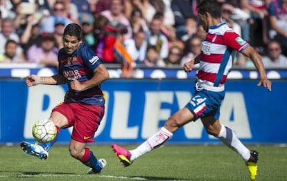 Luis Su&aacute;rez remata ante la oposici&oacute;n de Salva, en Granada.