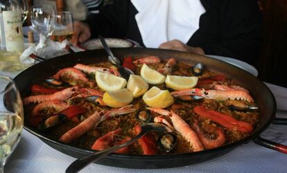 Una paella lista para servir.