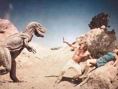 Enfrentamientos a vida o muerte en la película 'El planeta de los dinosaurios' de 1978 en la que los tripulantes de una nave espacial se ven forzados a aterrizar en un planeta lleno de seres prehistóricos.