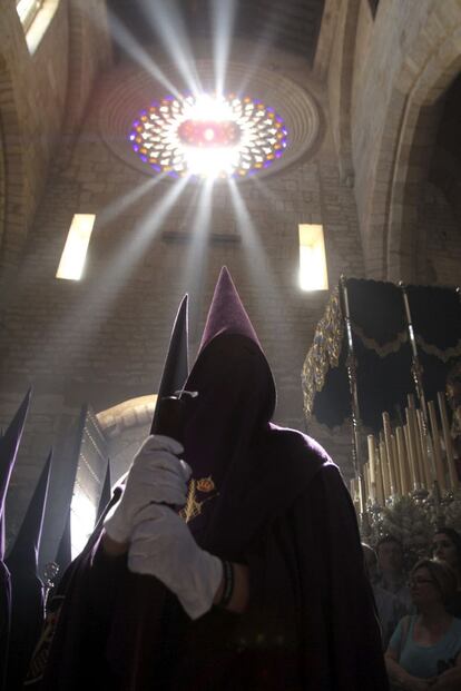 <b>MIÉRCOLES SANTO. Córdoba.</b> Nazarenos de la Hermandad del Calvario salen del templo de San Lorenzo.