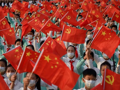 Estudantes participam da celebração do centenário do Partido Comunista da China, na praça Tiananmen, em Pequim.