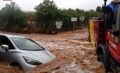 El Consorcio de Bomberos rescata un vehículo arrastrado por las lluvias torrenciales. / SIAB Castellón.