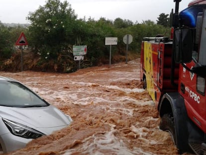 El Consorcio de Bomberos rescata un vehículo arrastrado por las lluvias torrenciales. / SIAB Castellón.