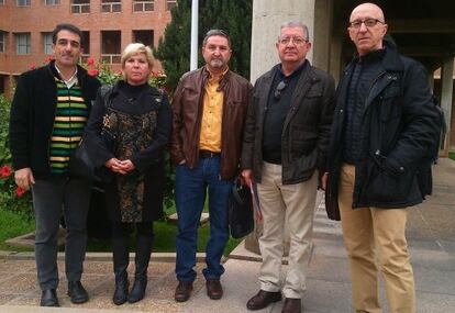 Vicent Ripoll (primero por la izquierda) y Ginés Pérez (centro) con otros representantes de asociaciones de centros.