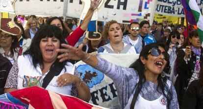 Maestros protestan este viernes en la Plaza de Mayo (Buenos Aires).