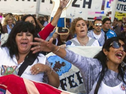 Maestros protestan este viernes en la Plaza de Mayo (Buenos Aires).