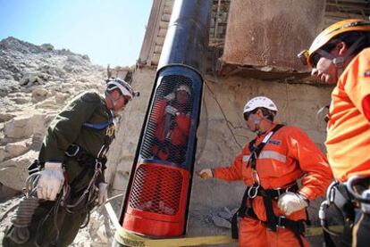 Varios rescatistas participan en un ensayo del operativo de salida de los 33 mineros chilenos que permanecen a 700 metros bajo tierra.