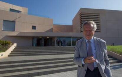 Rafael Moneo en la entrada del Museo de la Universidad de Navarra, en 2014.