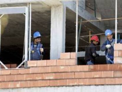 Tres obreros trabajan en una vivienda en construcción. EFE/Archivo