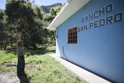 Gregorio de Jesús frente al Rancho San Pedro, Veracruz.