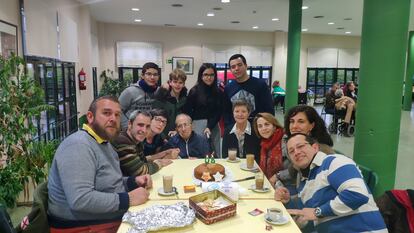 Eugenio Ventura Lorón, en el centro de la imagen, rodeado de su familia en su 80 cumpleaños.