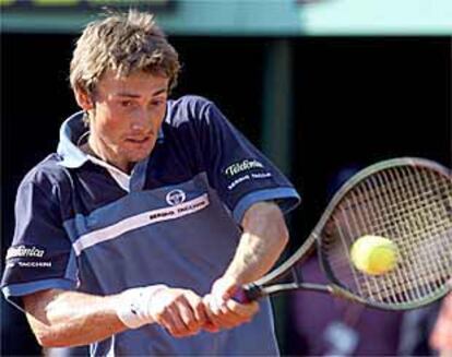 Juan Carlos Ferrero, en una devolución forzada ante el sueco Thomas Enqvist.