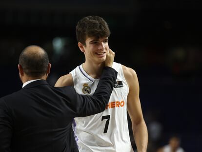 Chus Mateo abraza a Hugo González después del partido ante Monbus Obradorio el pasado domingo.