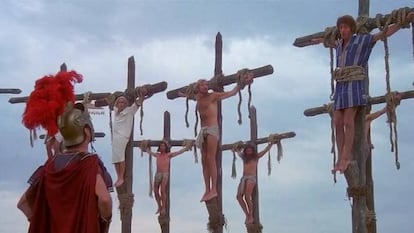 <strong>De qué va.</strong> Divertidísima comedia del los Monty Phyton donde se parodia el origen del cristianismo. Todo empieza cuando Brian (Graham Chapman) es confundido con Jesucristo. </p> <strong>La polémica.</strong> Los cómicos ingleses parodian el cristianismo con escenas tan memorables como la del grupo de hombres crucificados cantando “Always look on the bright side of life”. Prohibida en Reino Unido y en algunos lugares de EE UU, se acusó a 'La vida de Brian' de blasfema por burlarse del sufrimiento del Mesías. Mientras unos la atacaban, otros aprovecharon la coyuntura para promocionarla, como hicieron en Suecia: “La película tan divertida que fue prohibida en Noruega”. Antes de su estreno, la productora, temiéndose el escándalo, decidió guarda la película y esperar. Fue el beatle George Harrison, fan del grupo cómico, el que pagó varios millones de libras para que el filme siguiera adelante. </p>