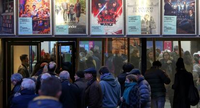 Colas en la puerta de un cine de Madrid