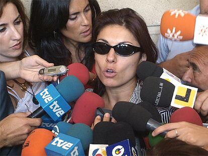 María Ángeles Madero, viuda del peatón atropellado, atiende a la prensa tras conocer el fallo.