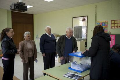 Votantes en el municipio de O Irixo, ayer.