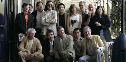 Imatge de la Fundació de Ciutadans, el 2005. De peu, d'esquerra a dreta, Ferran Toutain, Félix Pérez Romera, Francesc de Carreras, José Vicente Rodríguez, Arcadi Espada, Teresa Giménez, Carlos Trias, Ponç Puigdevall i Ana Nuño. A primera fila, Albert Boadella, Xavier Pericay, Félix de Azúa, Felix Ovejero i Iván Tubau.