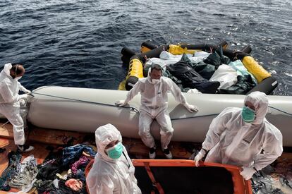 Miembros de la ONG Proactiva Open Arms trasladan a un bote salvavidas 29 cuerpos de personas fallecidas en el Mediterráneo, el 5 de octubre.