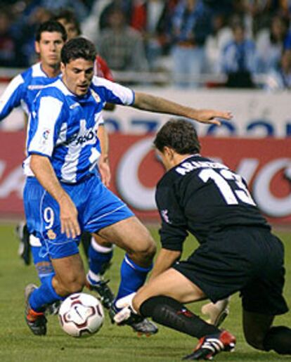 Diego Tristán (izq.) intenta marcar ante la oposición del portero del Athletic de Bilbao,Aranzubia.