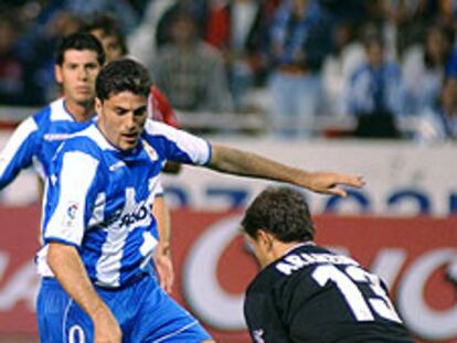 Diego Tristán (izq.) intenta marcar ante la oposición del portero del Athletic de Bilbao,Aranzubia.