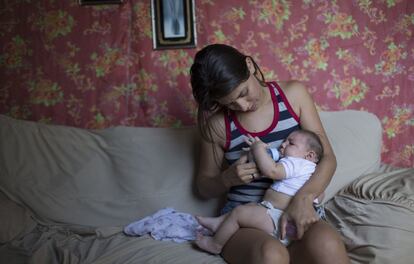 Una madre con su bebé, que nació con microcefalia. 