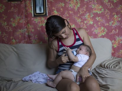 Una madre con su bebé, que nació con microcefalia. 