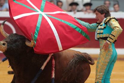 Antonio Barrera torea con una ikurriña en la plaza de toros de Illunbe el 14 de agosto pasado, durante la Semana Grande de San Sebastián.