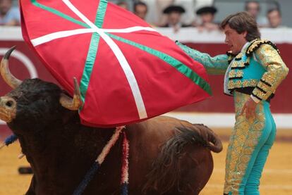 Antonio Barrera torea con una ikurri&ntilde;a en la plaza de toros de Illunbe el 14 de agosto pasado, durante la Semana Grande de San Sebasti&aacute;n. 