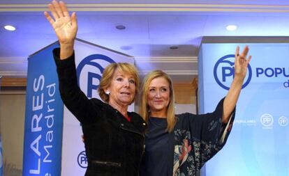 Las expresidentas de la Comunidad de Madrid Esperanza Aguirre y Cristina Cifuentes, durante un evento en 2015.