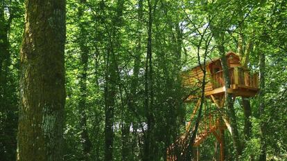 Una de las cabañas en los árboles de Basoa Suites, en Lizaso (Ulzama, Navarra).