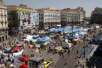 Los participantes en las concentraciones del Movimiento 15-M continúan acampados en la madrileña Puerta del Sol.