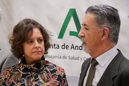 La consejera de Salud y Consumo de la Junta de Andalucía, Catalina García, y el presidente del Sindicato Médico Andaluz, Rafael Carrasco, tras llegar al acuerdo sobre Atención Primaria.