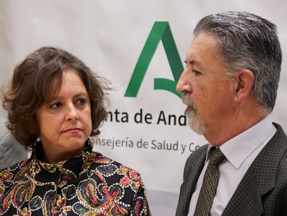 La consejera de Salud y Consumo de la Junta de Andalucía, Catalina García, y el presidente del Sindicato Médico Andaluz, Rafael Carrasco, tras llegar al acuerdo sobre Atención Primaria.