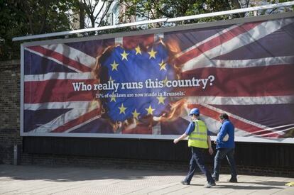 Un cartel del UKIP crítico con la Unión Europea en una calle de Luton.