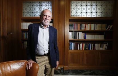 El físico estadounidense Barry Barish, antes de la entrevista.