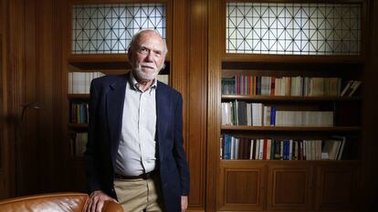 El físico estadounidense Barry Barish, antes de la entrevista.