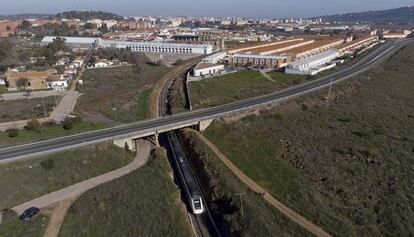 La línea ferroviaria entre Cáceres (en la foto) y Badajoz, es única y sin electrificar.
