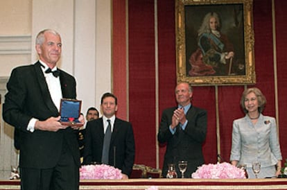 Jan Utzon, con la medalla del Premio Pritzker a su padre. Debajo, la Ópera de Sidney, de Jørn Utzon.