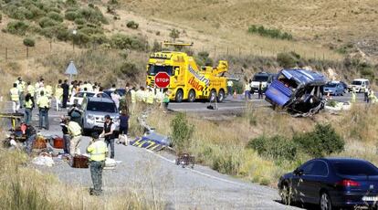 Personal de los servicios de emergencias, el lunes, en el accidente de autob&uacute;s en &Aacute;vila.