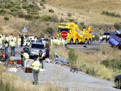 Personal de los servicios de emergencias, el lunes, en el accidente de autob&uacute;s en &Aacute;vila.