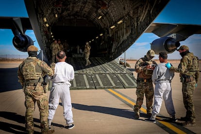 Un avión militar estadounidense transporta a migrantes detenidos a un centro de detención en Guantánamo, el 4 de febrero de 2025.