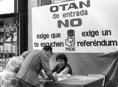 Una de las mesas instaladas por el PSOE en septiembre de 1981 en Madrid para recoger firmas en favor de un referéndum sobre la entrada de España en la OTAN, con el lema "OTAN de entrada, no".