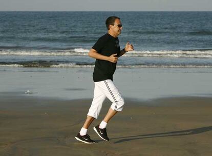 Zapatero, corriendo a primera hora de la mañana en la playa de Sanlúcar de Barrameda, Cádiz.