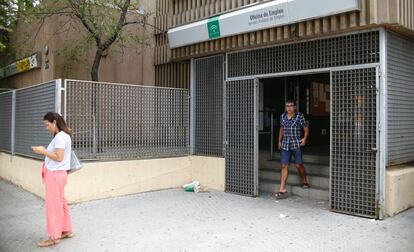 Una persona saliendo de una oficina de empleo de la Junta de Andalucía en Sevilla. 