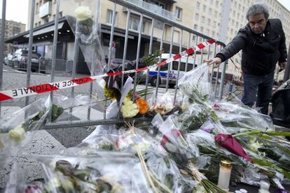 Un hombre deposita flores cerca de una tienda de comestibles kosher en Porte de Vincennes, al este de París, un día después de que cuatro personas murieron en el supermercado judío por pistolero yihadista Amedy Coulibaly durante una toma de rehenes.