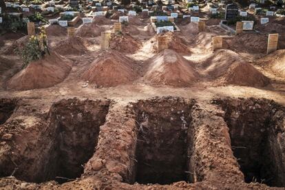 Tumbas en el cementerio de Wespark en Johannesburgo (Sudáfrica). Las autoridades sudafricanas han informado de 13.285 nuevos casos de coronavirus en las últimas 24 horas contabilizadas, con lo que suma ya 350.879 positivos y se sitúa en el quinto lugar de países con más contagios según el recuento de la Universidad Johns Hopkins.