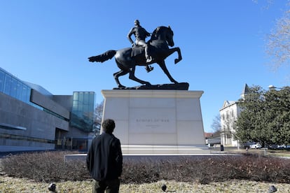 'Rumors of War' (2019), estatua de Kehinde Wiley a las puertas del Museo de Bellas Artes de Virginia (VMFA).