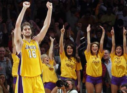 Gasol celebra el triunfo delante de las animadoras de los Lakers.